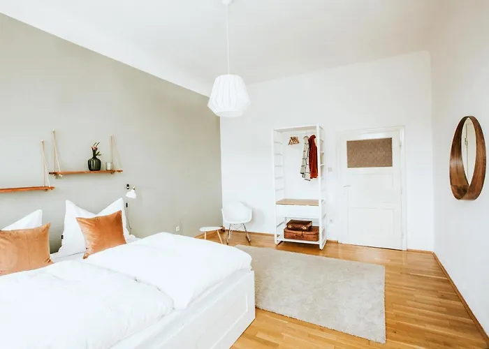 Spacious Design-apartment Next To Belvedere Castle And Main Train Station Διαμέρισμα