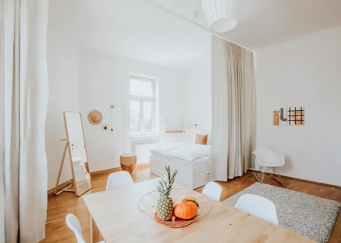 Spacious Design-apartment Next To Belvedere Castle And Main Train Station Διαμέρισμα