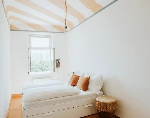 Διαμέρισμα Spacious Design-apartment Next To Belvedere Castle And Main Train Station