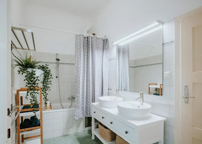 Διαμέρισμα Spacious Design-apartment Next To Belvedere Castle And Main Train Station *