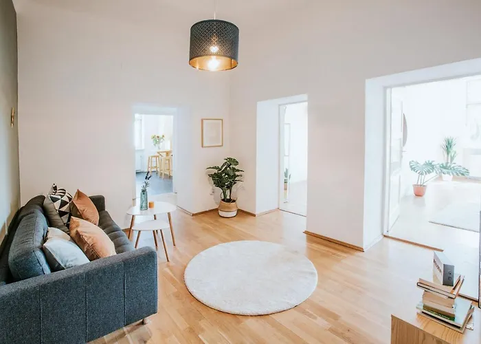 Διαμέρισμα Spacious Design-apartment Next To Belvedere Castle And Main Train Station *