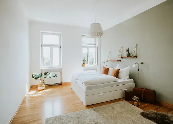 Spacious Design-apartment Next To Belvedere Castle And Main Train Station Διαμέρισμα *