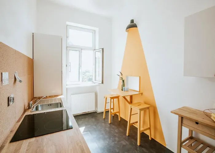 Spacious Design-apartment Next To Belvedere Castle And Main Train Station *
