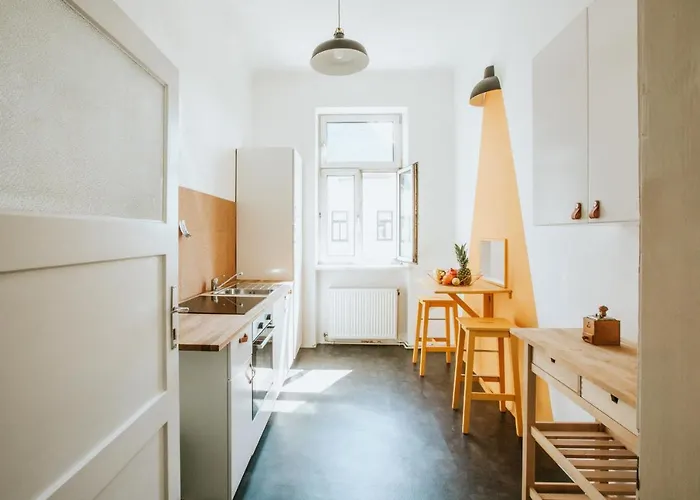 Spacious Design-apartment Next To Belvedere Castle And Main Train Station *